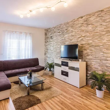 Apartment Stunning In With Wifi Pula